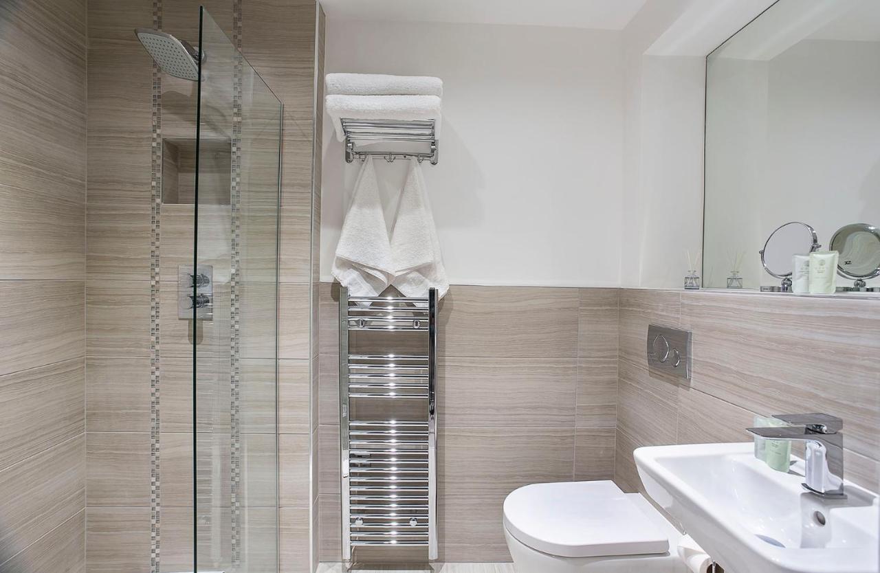 Waters Edge At Cocoa Suites York Bagian luar foto