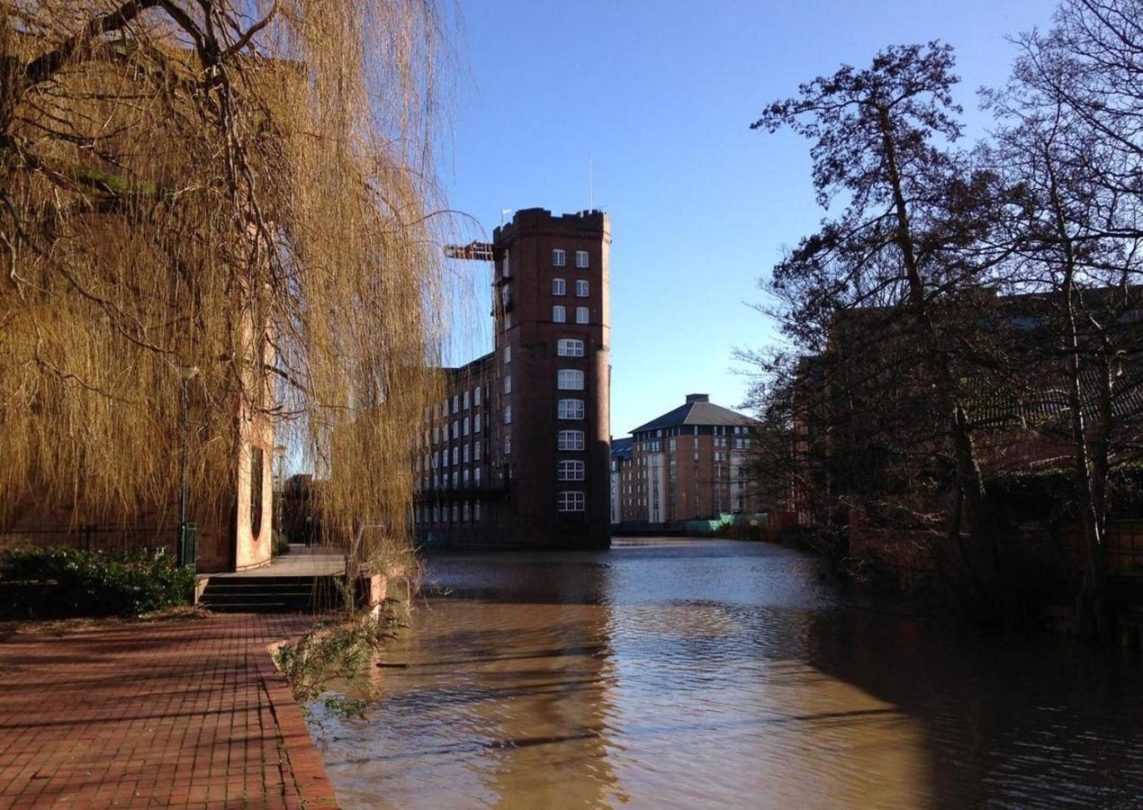 Waters Edge At Cocoa Suites York Bagian luar foto